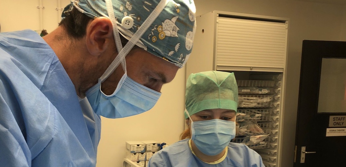 Simon and the team performing cruciate surgery